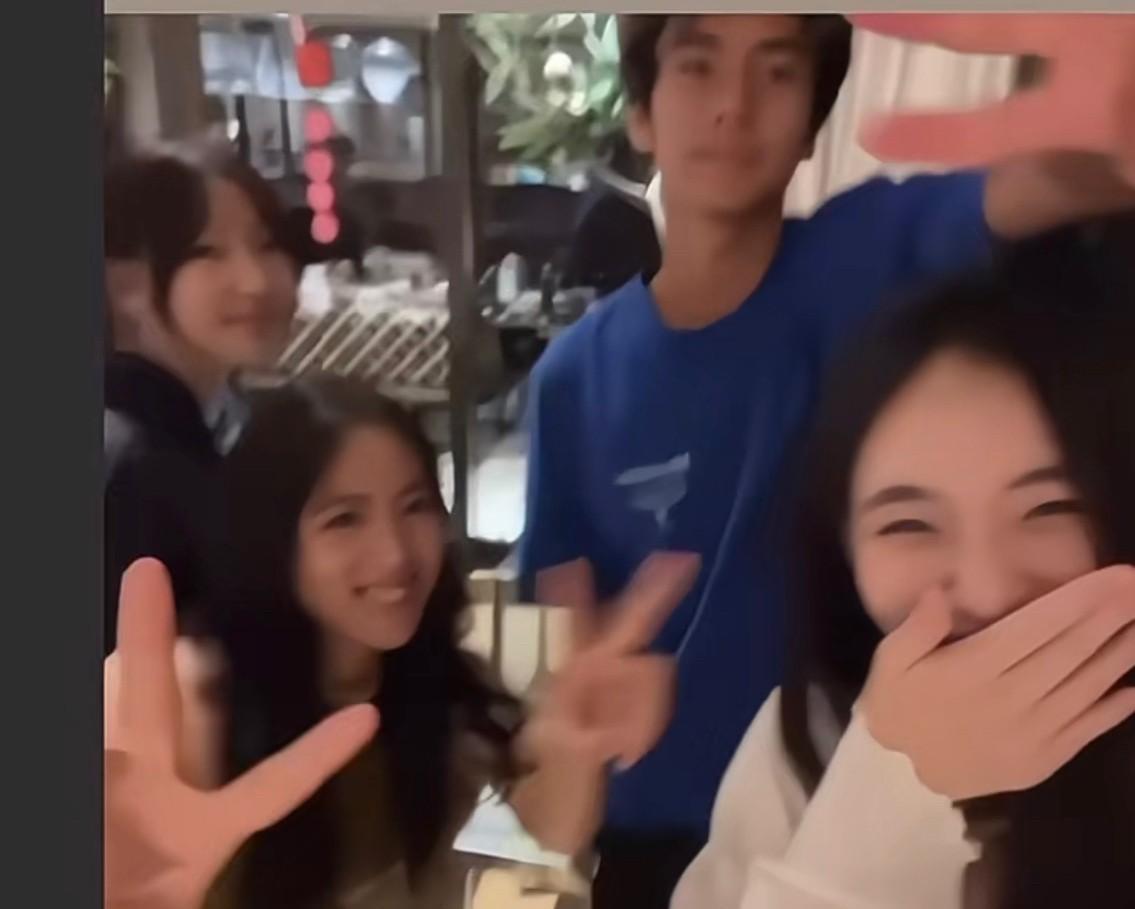对于汪小菲带着两个孩子来大草原度暑假游玩，s家的反应各不相同啊……小一辈的li