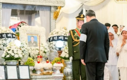 柬埔寨首相洪玛奈从马来西亚谈判回来后，第一时间出席了在冲突中遭炮击身亡的陆军第七