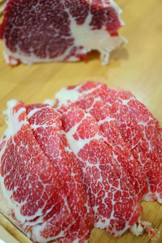 牛肉价格为什么开始“起飞”？当菜市场里那个相熟的摊主，一边麻利地切着牛腩，一