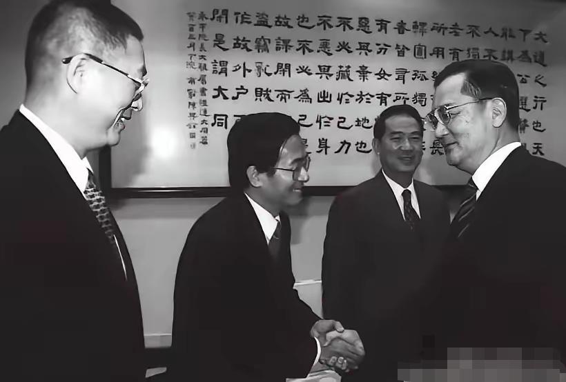 连战的高光时刻，一张老照片透露出的多重信息。1994年，连战作为台行政部门负责人