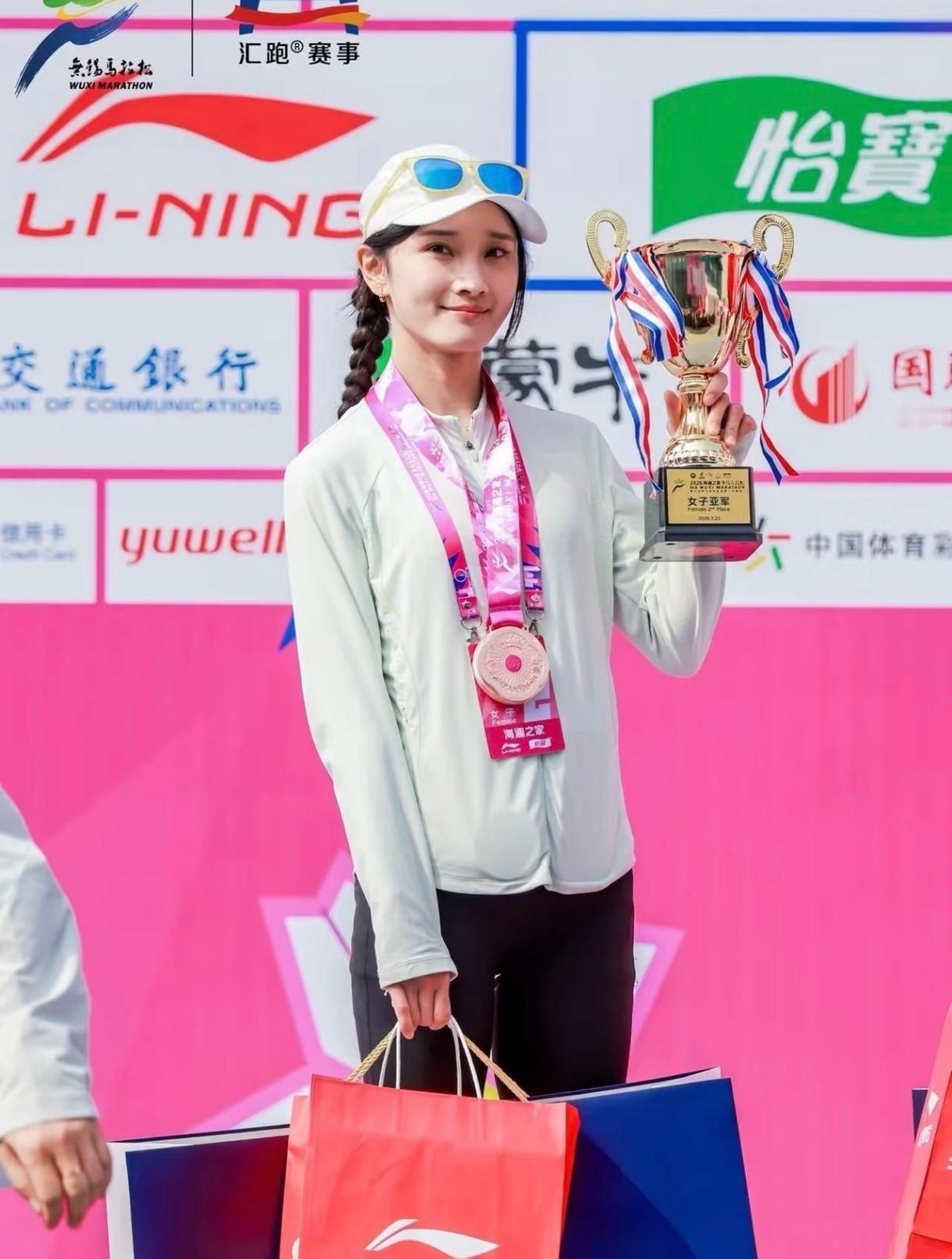 最近跑圈彻底被李美珍刷屏了！一开始，很多人都是被她干净阳光的颜值圈粉，甚至