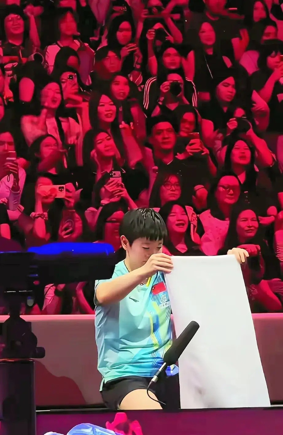 孙颖莎这大心脏绝了！决赛暂停，因是队友对决无场边指导，她独自坐回座位。观众席“孙