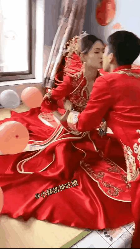 一对新郎新娘结婚，两个人举行完仪式后，新郎和新娘在伴娘伴郎的陪伴下，来到了洞房。