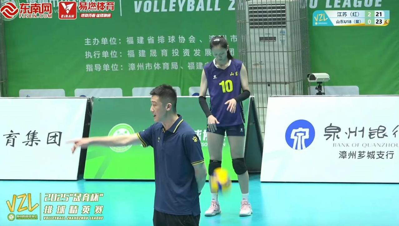 杨亚宁执教的山东U18女排打江苏女排竟然25-22扳回一局。山东小球员们不慌不忙