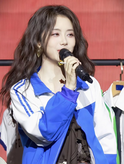 松韵这身校服青春感绝了!清清爽爽穿出了学生时代的美好，瞬间梦回校园​​​