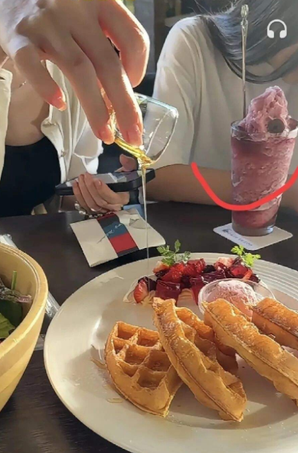 小玥儿也太不给老爸面子了吧？汪小菲对小玥儿真是太宠爱了！汪小菲带着老婆马