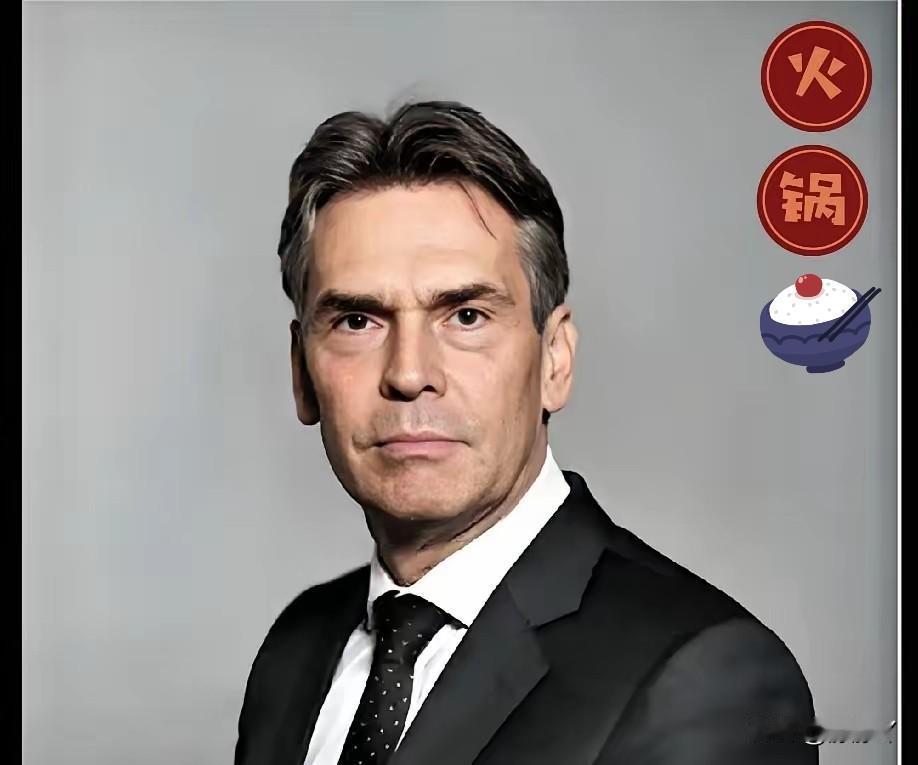 快报!快报荷兰政府出手了10月31日,他们硬生生掐断了ASML向中国出口光刻