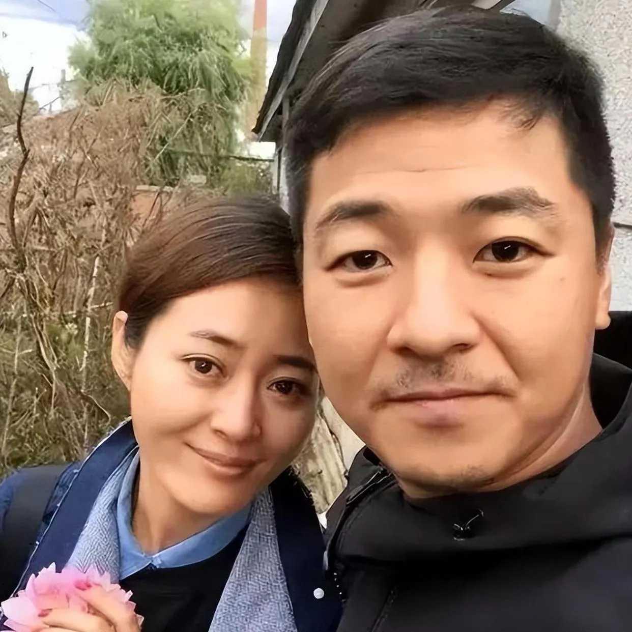 齐奎与国丽娜：原来他们是夫妻，1997年，两人同入佳木斯艺术学校，同桌相恋，是彼