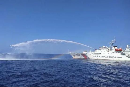 接人可以登礁免谈！中国海警在仁爱礁立下两条规矩 仁爱礁不缺风浪，缺的是规矩。