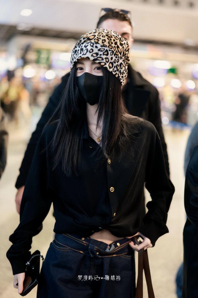 鞠婧祎第一章归国鞠婧祎黑衬衫豹纹冷帽酷girl鞠婧祎黑衬衫豹纹冷帽酷girl