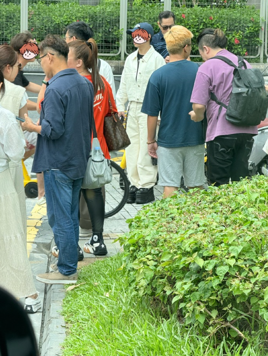 这帅哥的鞋子也太猛了！​！🤔​​​
