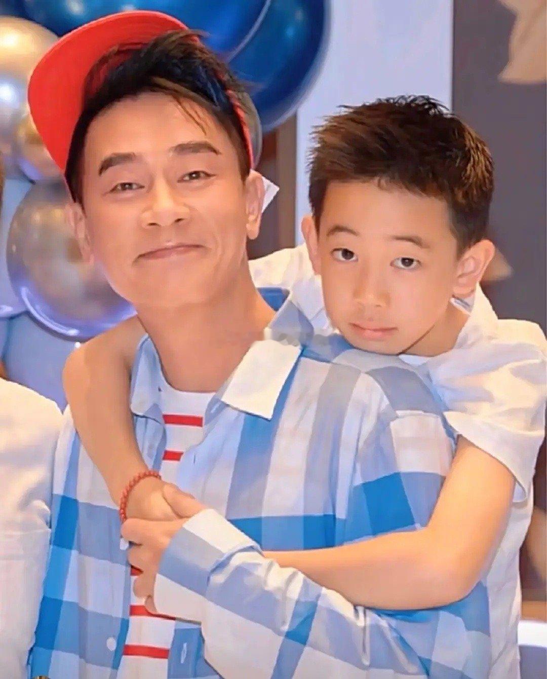 难怪陈小春有这么一个优秀的儿子原来是用钱铺出来的。Jasper这孩子真是太优秀了