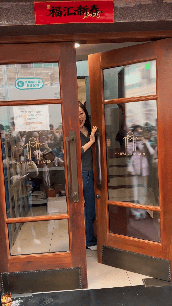 韩雪走出这扇门后双腿突然变得好长啊！太神奇了！