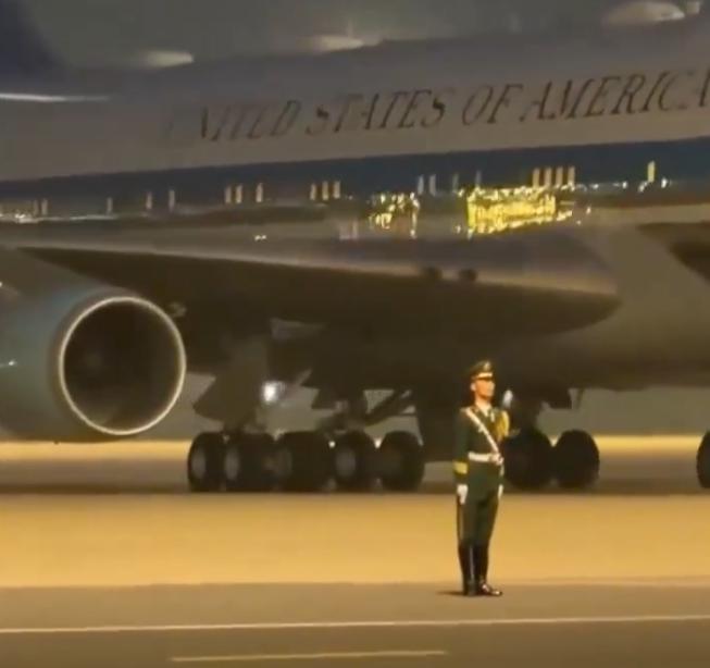 空军一号专机滑行，中国士兵居然一动不动！外网爆火：这才是大国底气！2026年