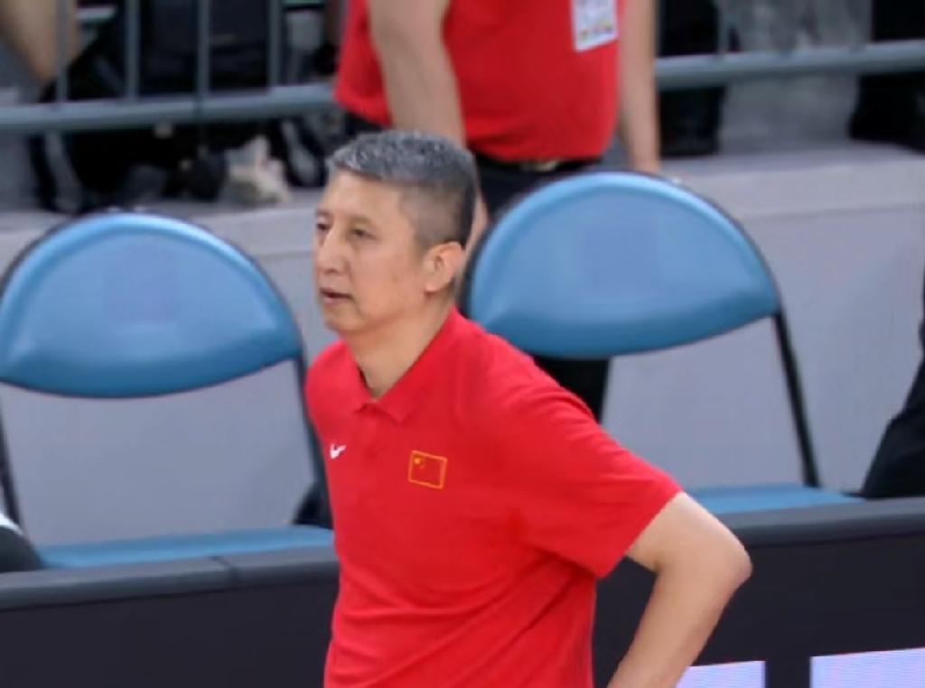 个人预测中国男篮世预赛的队员阵型：一、组织后卫：赵继伟。（替补庞峥麟）二