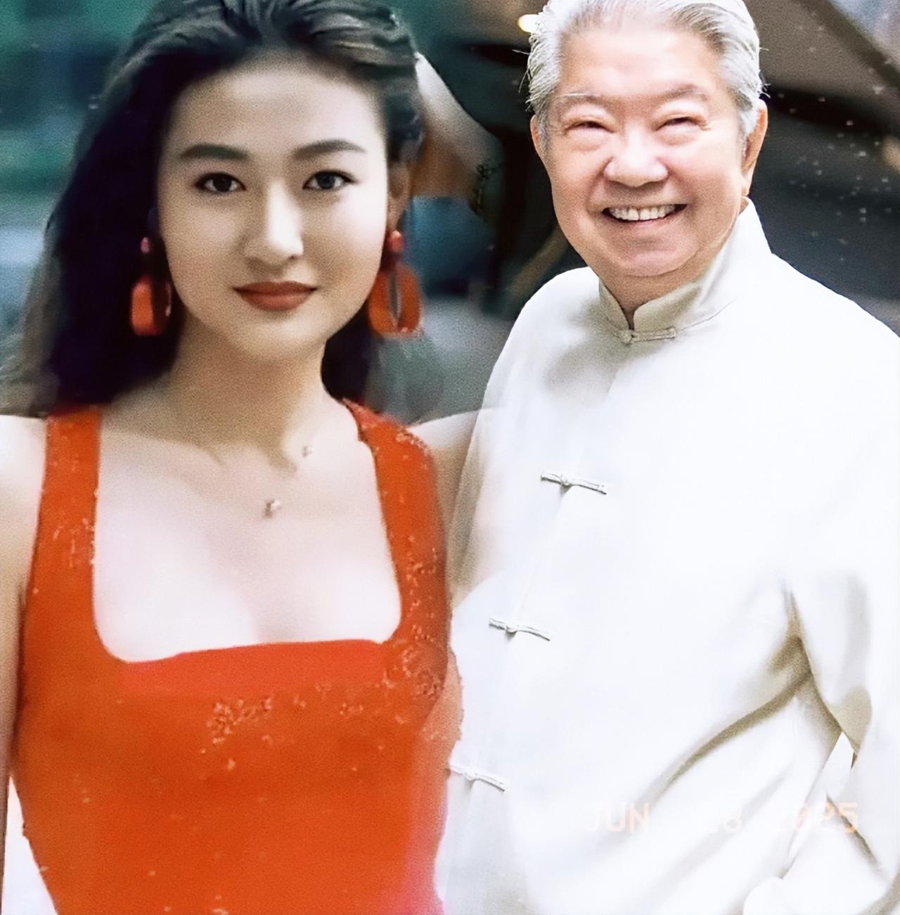 就在成龙、周星驰等众多圈内大咖缅怀蔡澜的时候，突然有人发出了不同的声音：一个当年