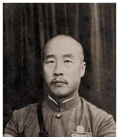 一日，韩复榘的大妾正与部下私通。不料，韩复渠突然闯了进来，吓得两人魂飞魄散。韩复