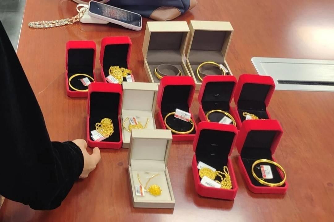 四川成都，一家金店里来了个中年女顾客。跟一般买黄金的人不一样，她不问价格，不比款