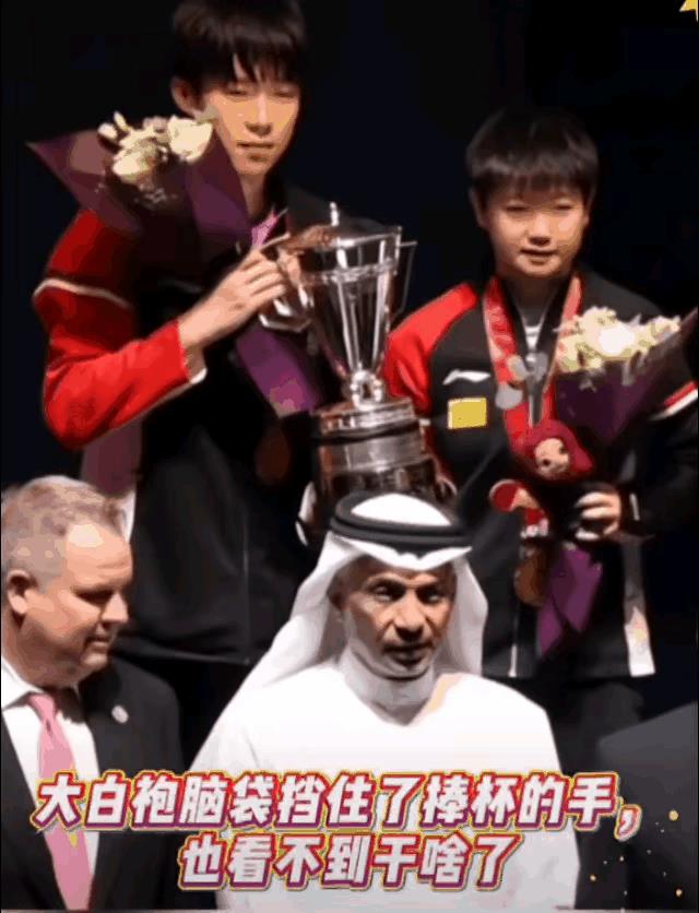 二十四五岁的人能忍住啥啊？莎莎此时此刻这个白眼，谁懂啊？身边这位可是“生死