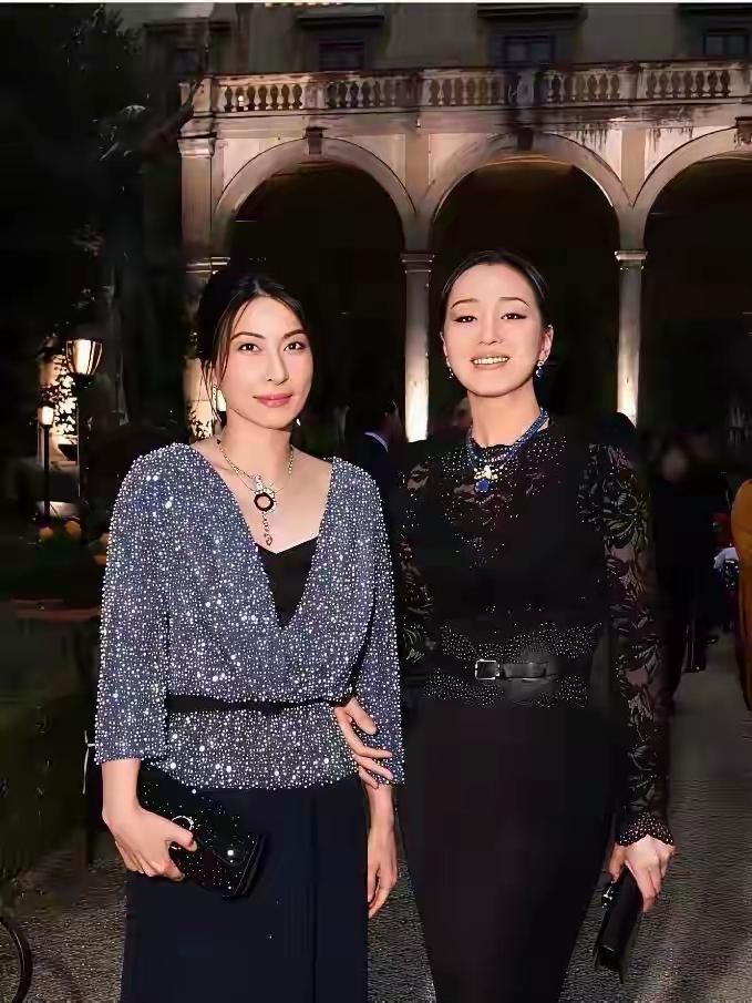 这张脸，真的是堪称神奇，跟巩俐在一起就是女王气场，跟范爷同框又是一幅大明星的样子