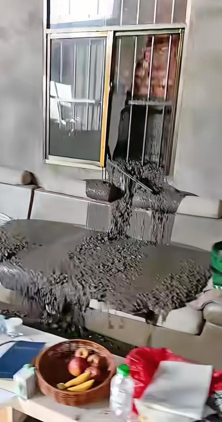 邻居盖房子，把水泥打到人家沙发上，这可真是不分你我了。当天老大娘正坐在沙发上