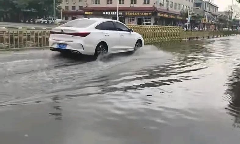 6月14日石家庄这雨下得可太猛了，感觉像天上有人在泼水一样。早上市区突降阵雨，天