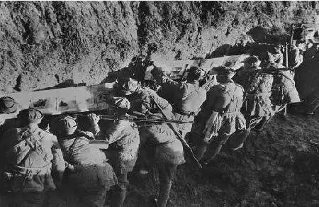 淮海战役里，毛泽东的指挥是放手放权、相信前线：给粟裕电报：“由你们独断专行，不要