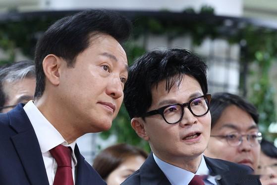 韩国最大在野党国民力量党内部矛盾彻底摆上台面。深陷下台压力的党首张东赫，在多重重