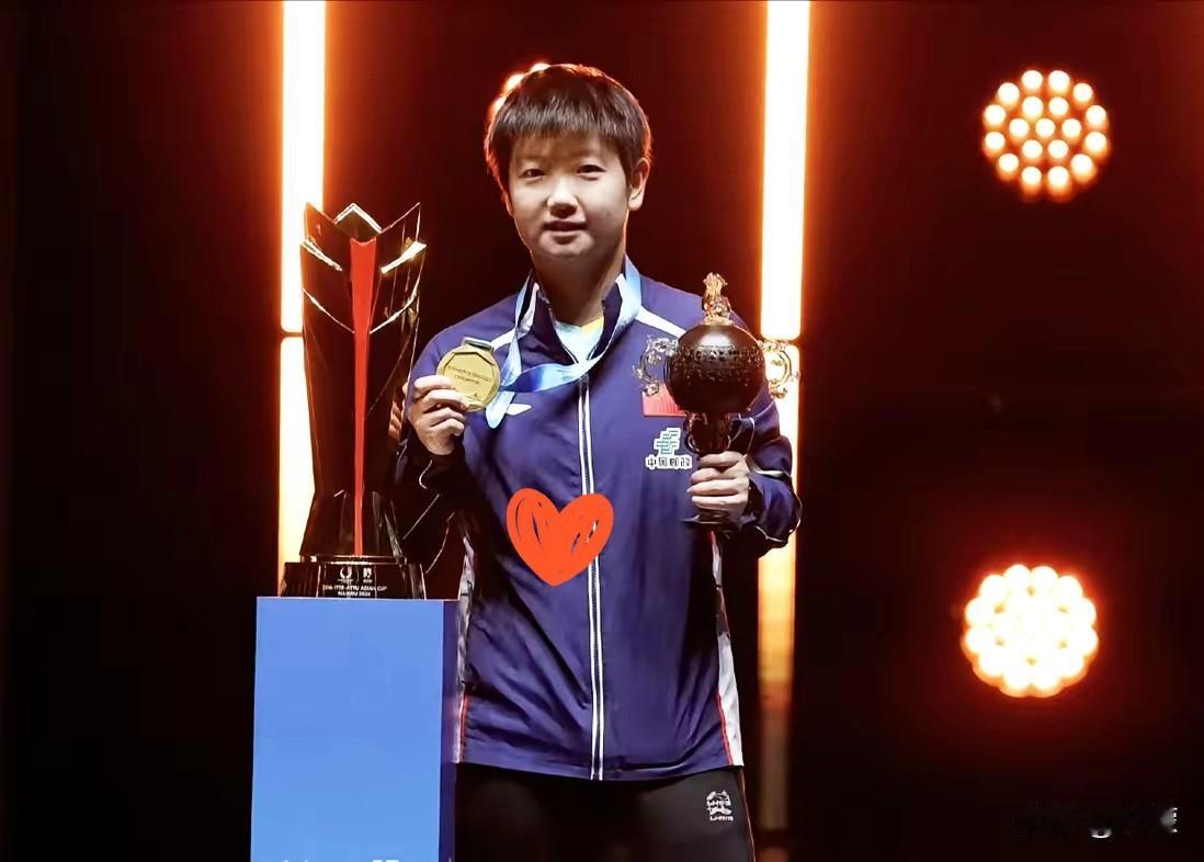 好事传来，亚洲杯夺冠后，孙颖莎获得了这两个身份：一个是“新生代领军者”，另