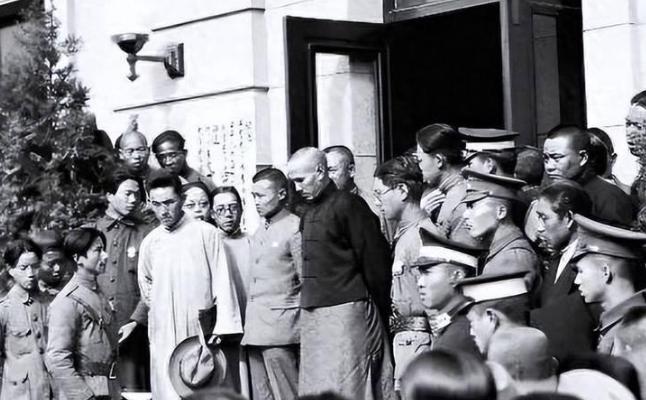 1949年蒋介石败退台湾，手握重兵的“地头蛇”为何不反？见面即交权，极致的人情世