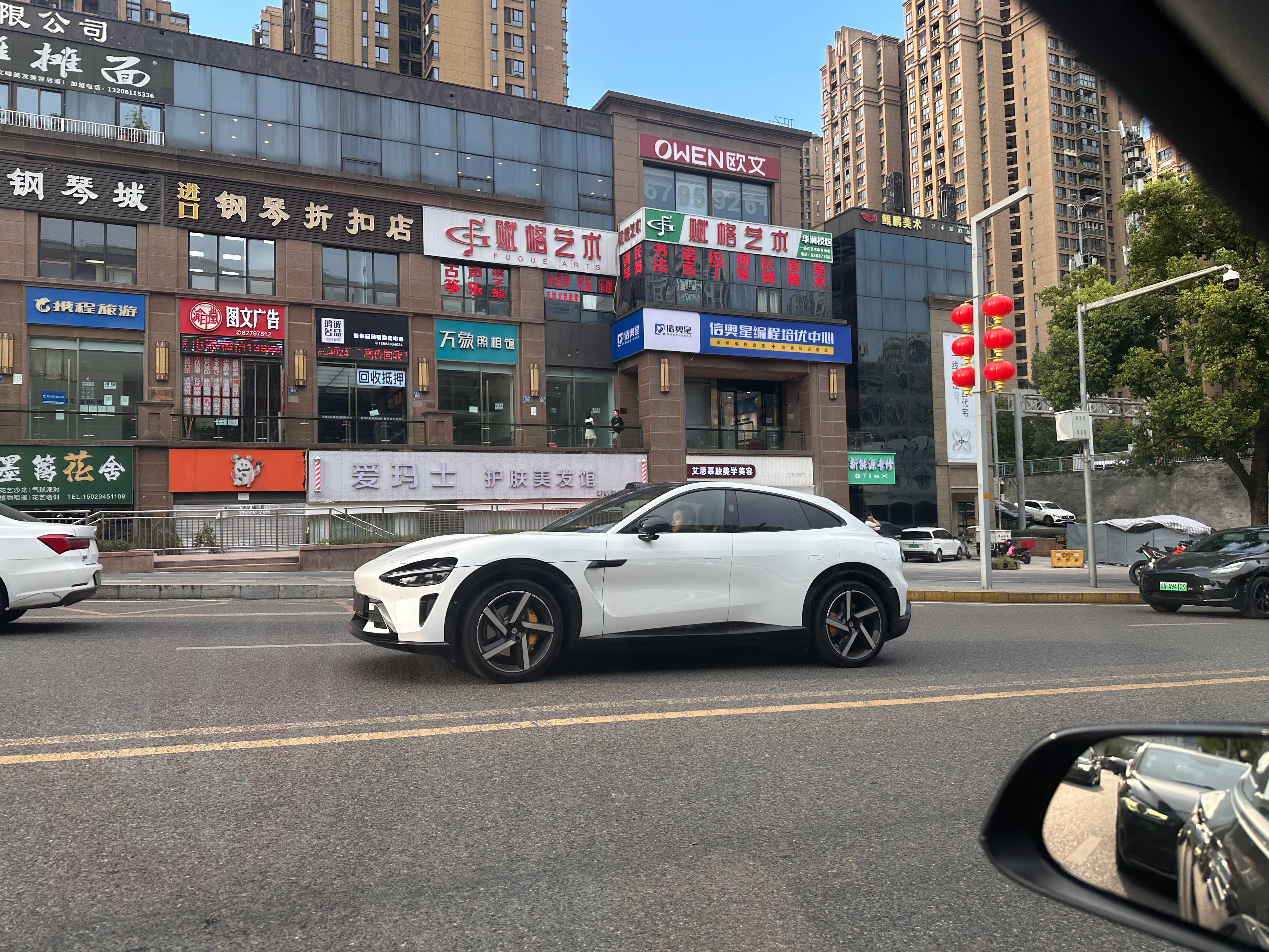 碰到一台野生的Yu7，有一说一，好看吗？我真觉的一般[捂脸哭]小米yu7​​​