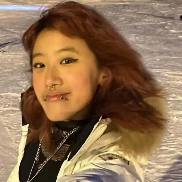 贾静雯女儿晒照啦！梧桐妹把鼻环摘了，浓妆也卸咯，哇塞，这才是19岁该有的青春