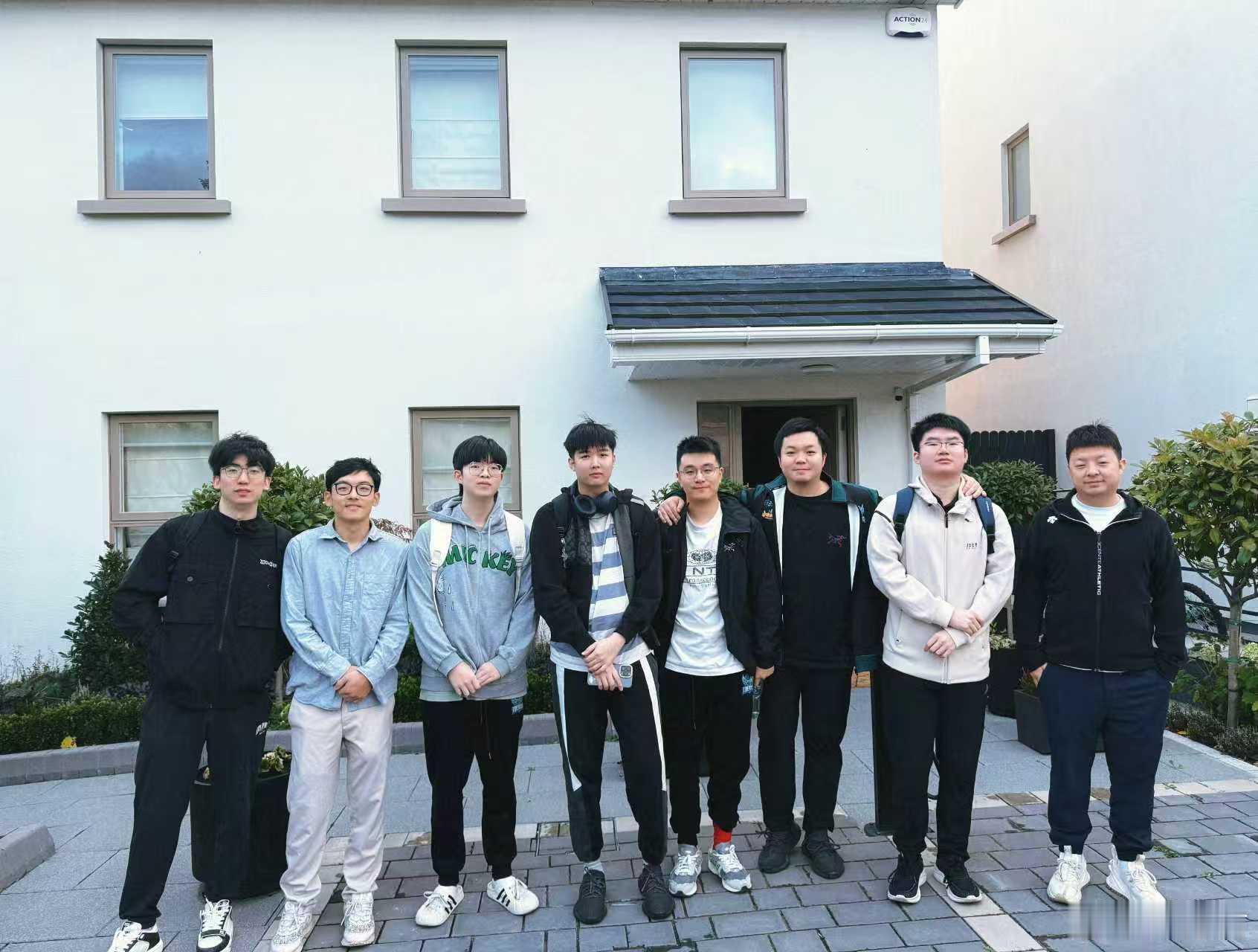 不是，最右边是许巍吗？dota2​​​