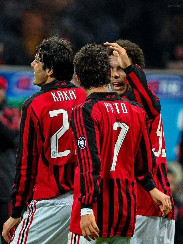 还记得18年前的5比2吗？又到一年两度的迎战那不勒斯的时节，勾起了无数米兰老球