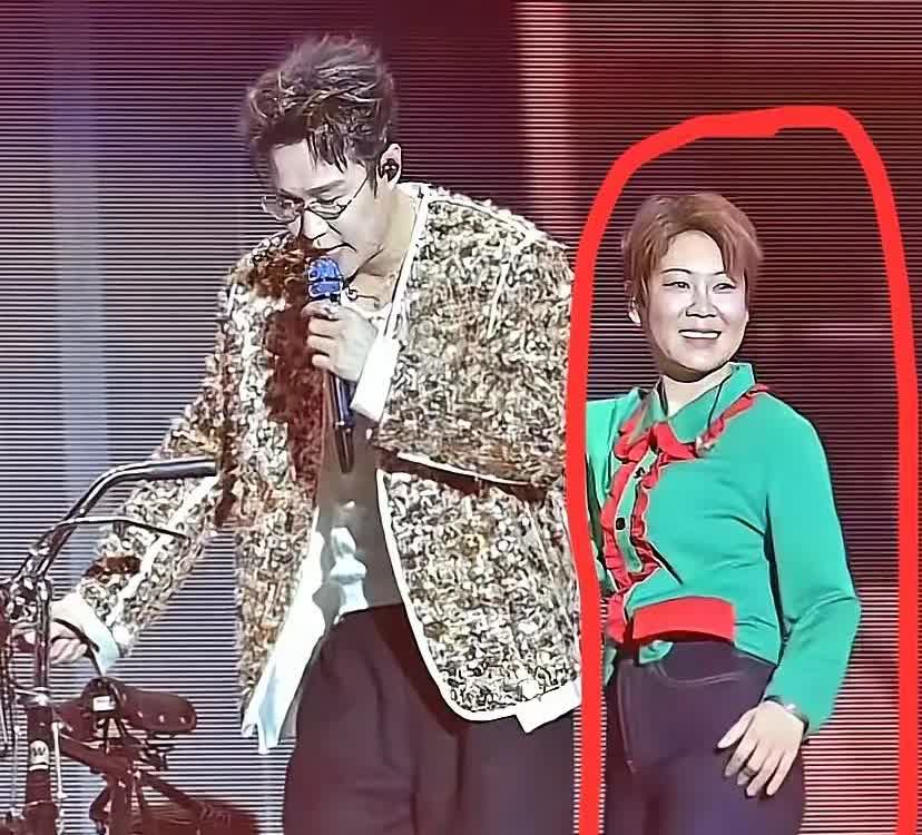 小沈阳的老婆在舞台上扭来扭去的这事儿啊，其实得放到整个演唱会的大背景里去看。就拿