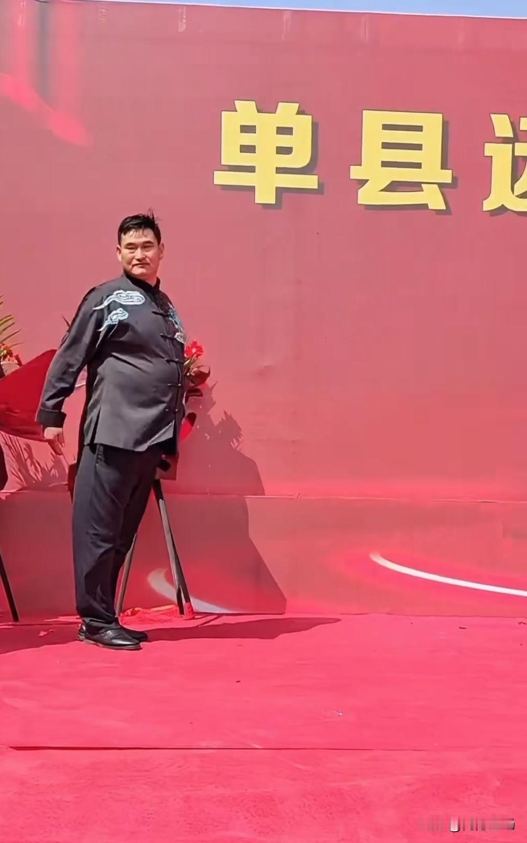 著名表演艺术家、草根音乐人朱之文出席单县某服装企业开业盛典，高大挺拔的他走着正步