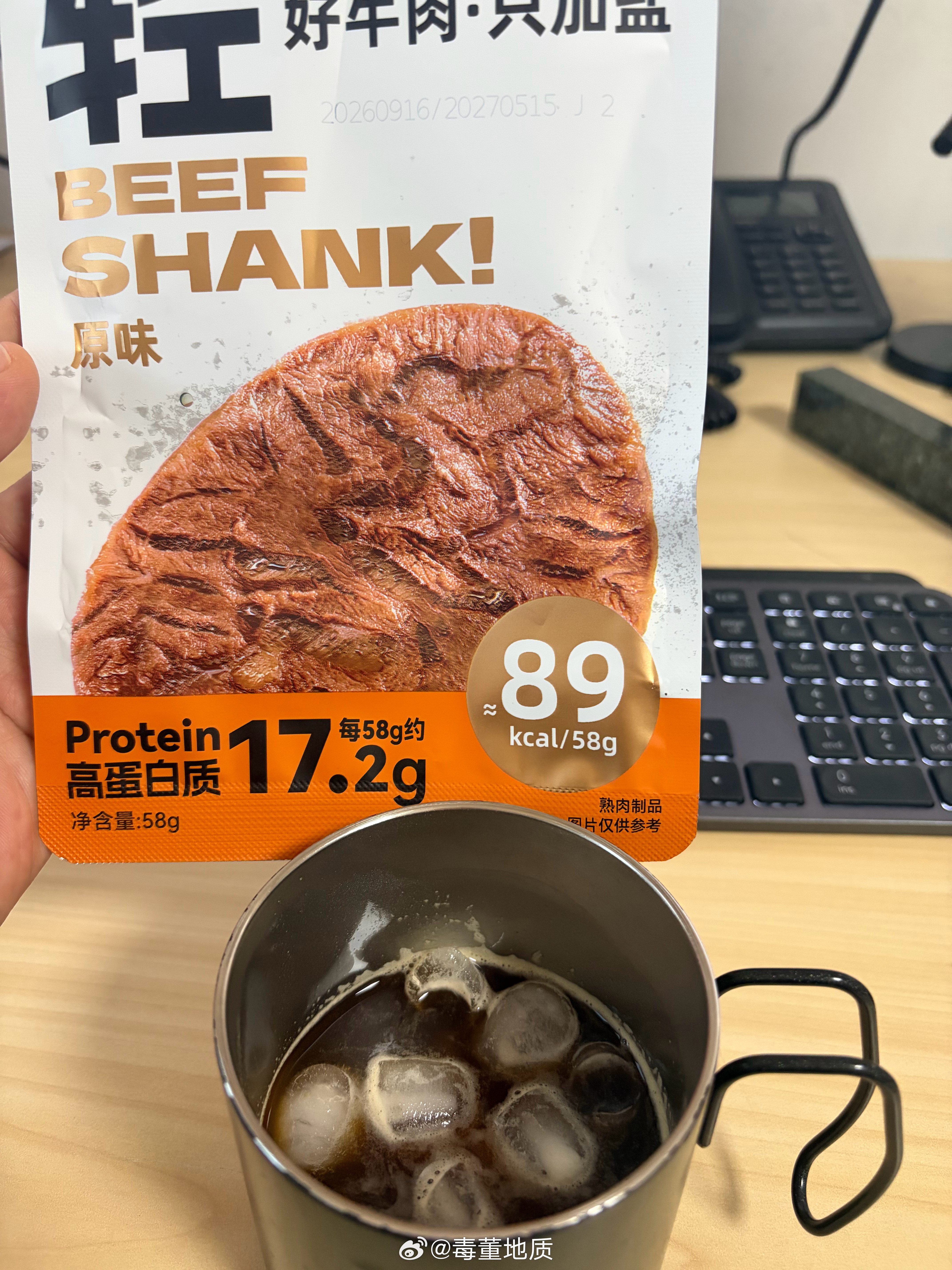午餐简简单单，一杯咖啡，一块牛肉。​​​