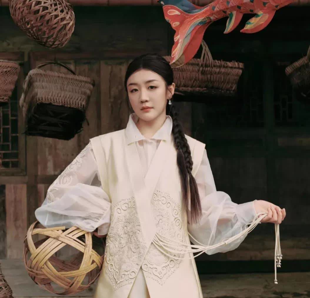 陈梦杂志首封图。陈梦还是很适合这种大气稳重的搭配和妆容，很符合她的端庄大气的