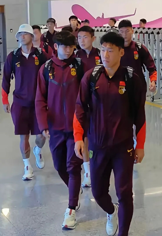 中国男足霸气侧漏的回国了。机场大批球迷，不是欢迎而是口吐莲花，一看这架势就知道海