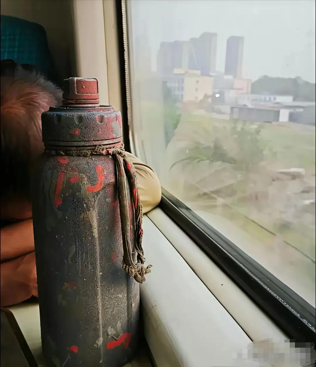 火车上对面的大爷，这个水杯看着太破旧，我给了他一瓶矿泉水，大爷把他珍藏了起来，说