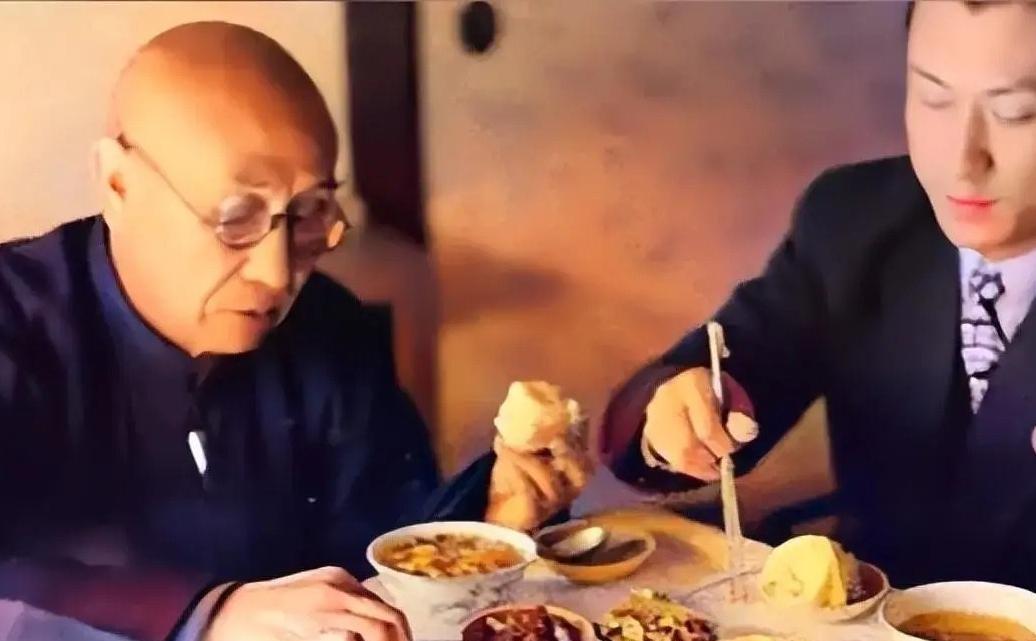 1958年，75岁的阎锡山正在用餐时的照片，餐食很简单，就是馒头、稀粥、咸菜、鸡