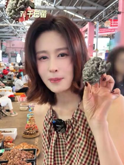 颖儿在云南野生菌市场买菌子，听到老板说干巴菌1800元一公斤后，她惊的原地跳了起