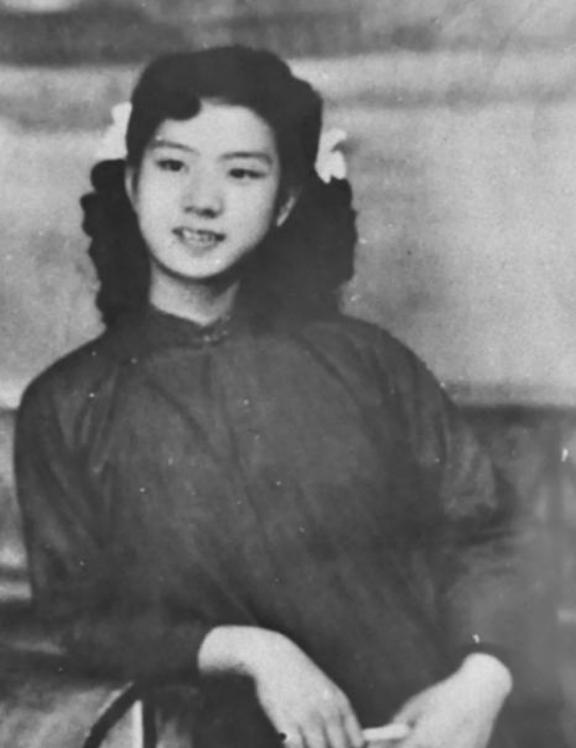 1949年，特务头子毛森，抓捕了一个交际花小姐，审讯时，毛森用刀划开她的衣服，轻