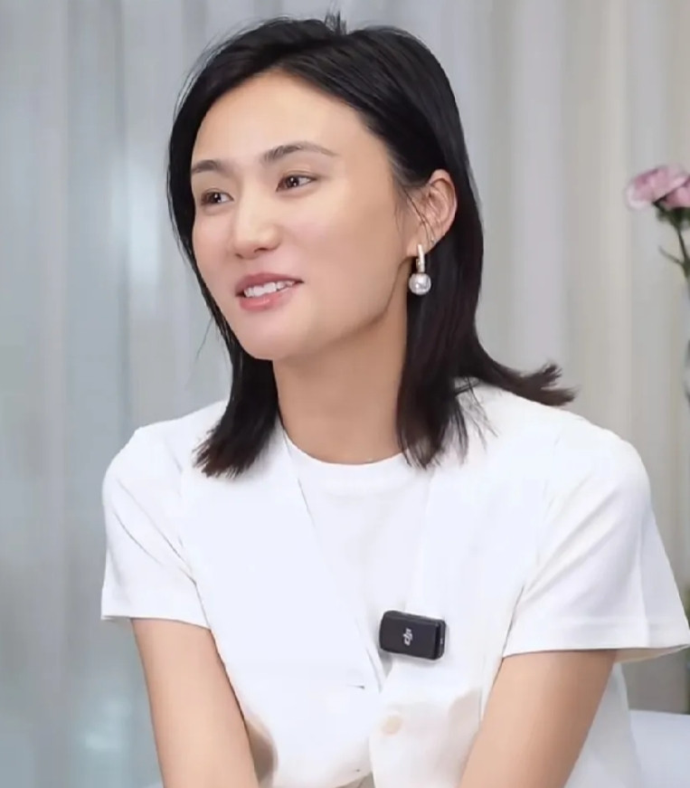 我宣布！比刘晓庆还要狠的女人出现了。没错，那个人就是比李亚鹏小了19岁的海哈