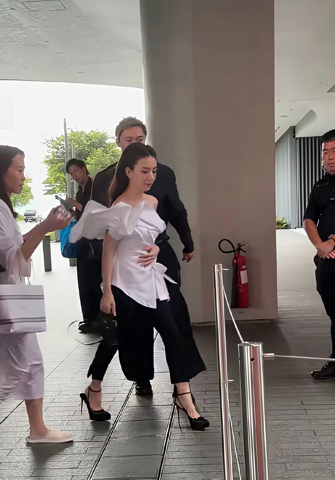 方媛穿10厘米细高跟健步如飞，果然天王嫂是靠实力吃这碗饭的，一般女生真穿不来​