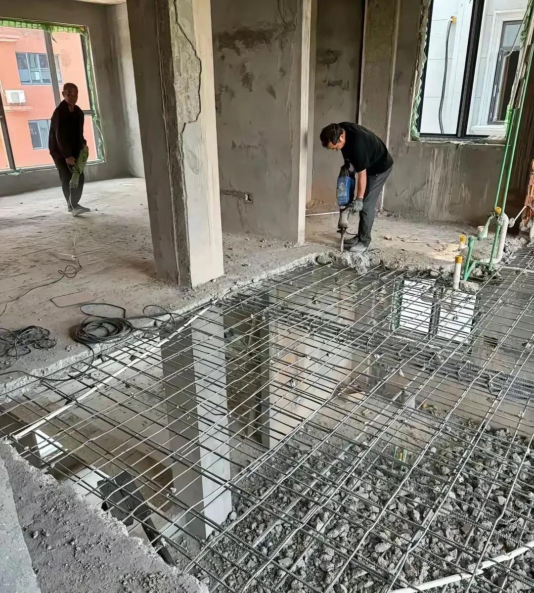 现在的建筑单位是不是没活找活干，要不折腾没钱可挣呢？你说这是好好的楼板为啥要剔