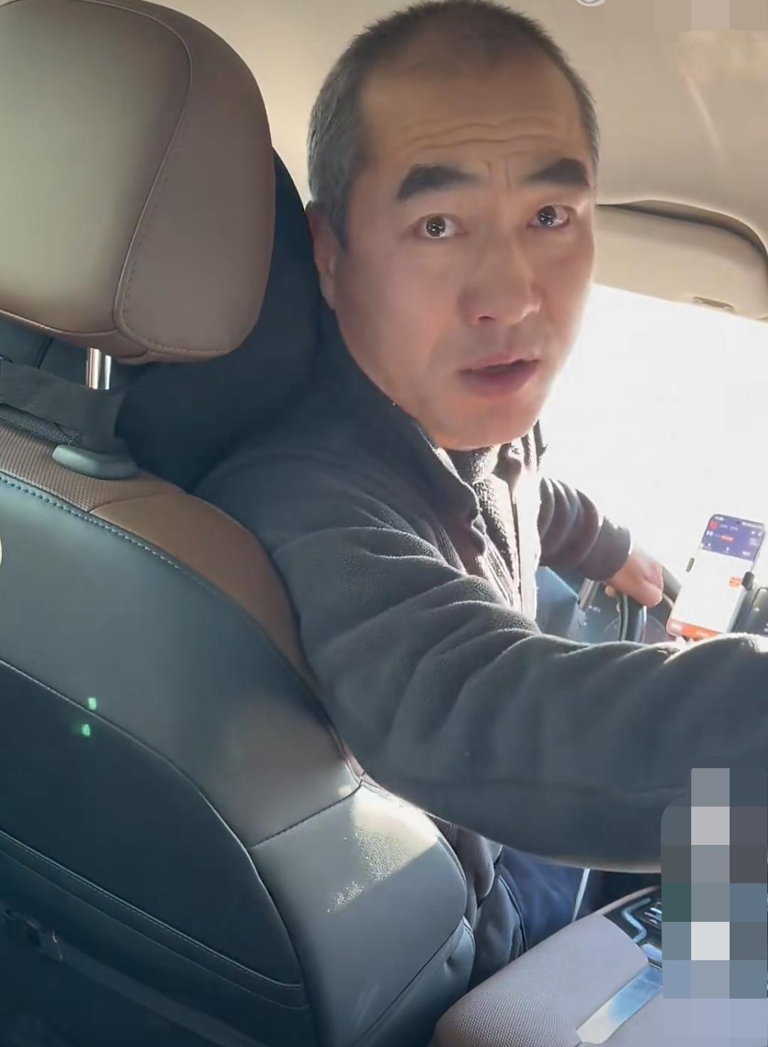 吉林长春，女子因腿部针灸行动不便，要求网约车司机将车开到医院内。没想到在院外遭司