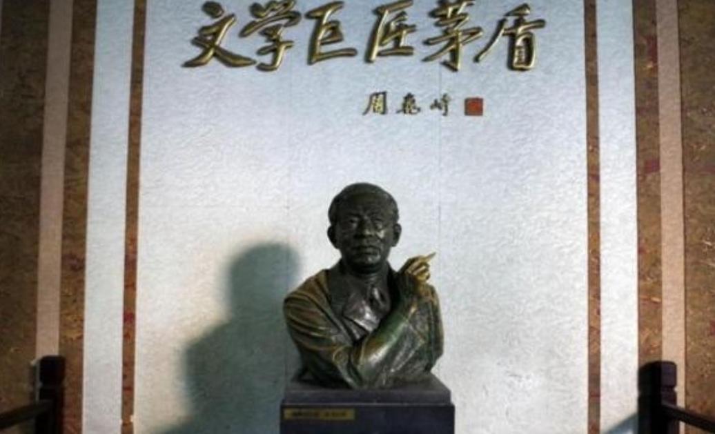 1928年，茅盾望着身材丰腴妩媚妖娆的秦德君，当即想要一亲芳泽，没想到秦德君气吐