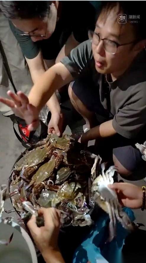 花了282块，买了26只螃蟹，抬回家一看，一半都升天了。这就是最近在杭州年轻人