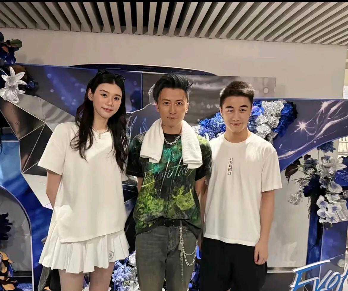 谢霆锋演唱会穿搭！又青春活力，45岁的他帅气依旧！[呲牙笑][呲牙笑]